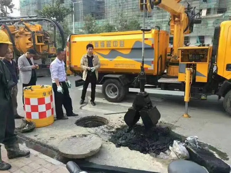 广华办事处街道：网格员化身“清道夫”，为民解忧疏通“堵心”化粪池