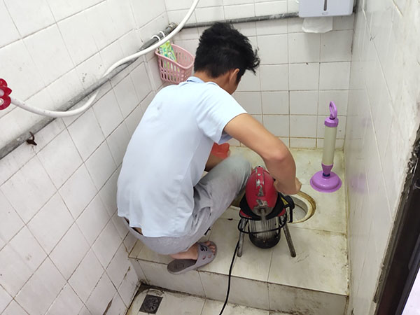 广华办事处肥皂掉到马桶里把马桶堵住了怎么办？马桶堵住了怎么办