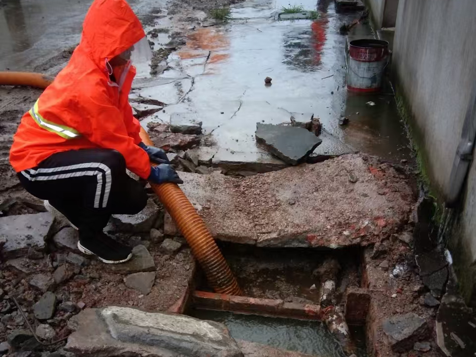 广华办事处专业清理污水池 炜誉市政以规范流程守护城市 “肠道”